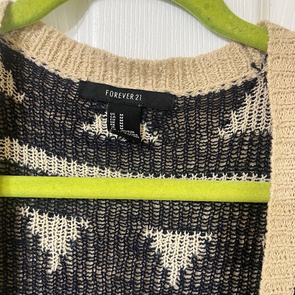 Forever 21 Pattern Sweater in good condition. - Picture 3 of 3
